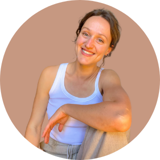 Lucie Paimblanc, coach holistique et prof de yoga, à Toulouse et en ligne