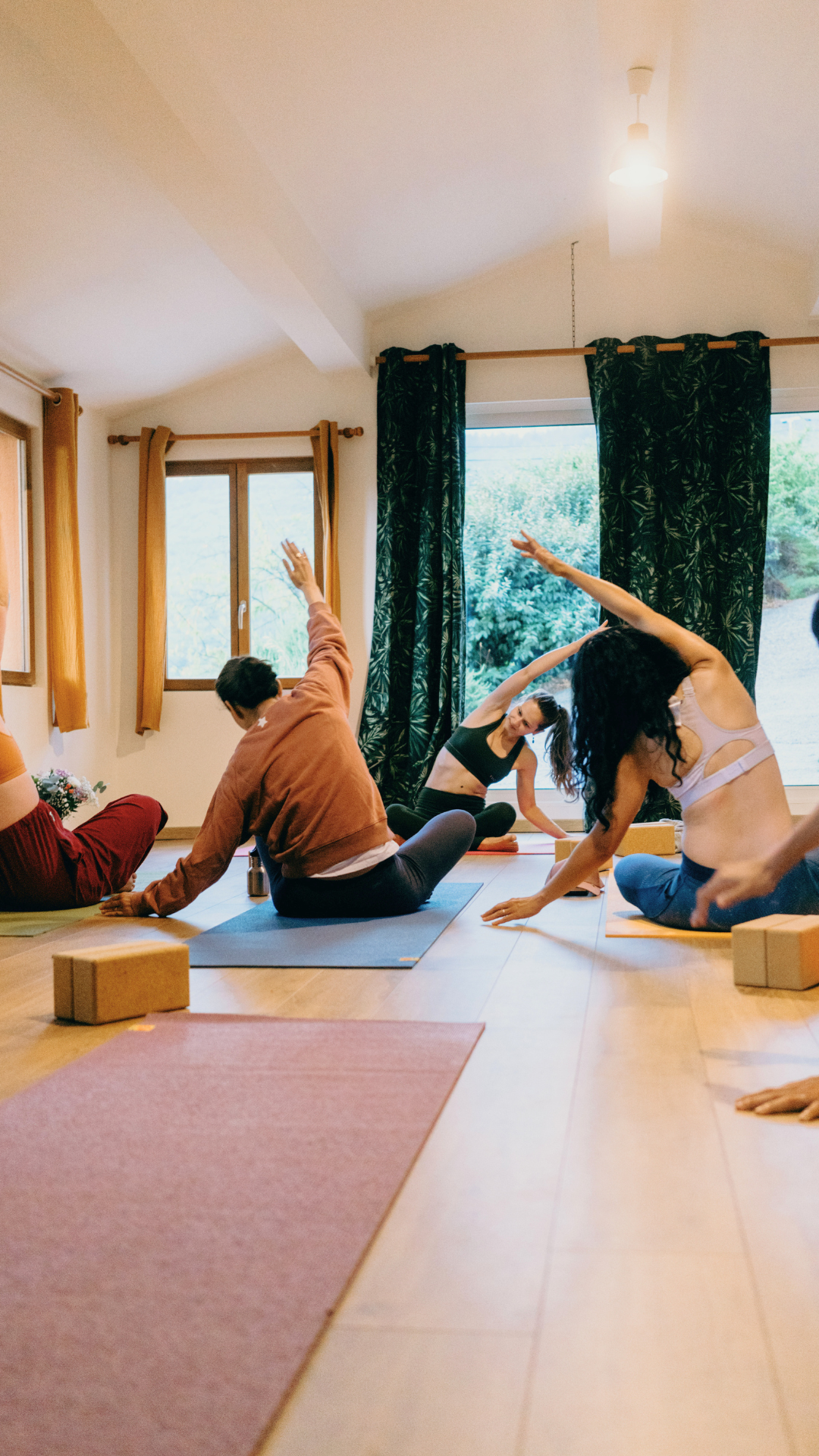 Retraites et séjours de yoga et développement personnel, organisés et guidés par Lucie SUN.